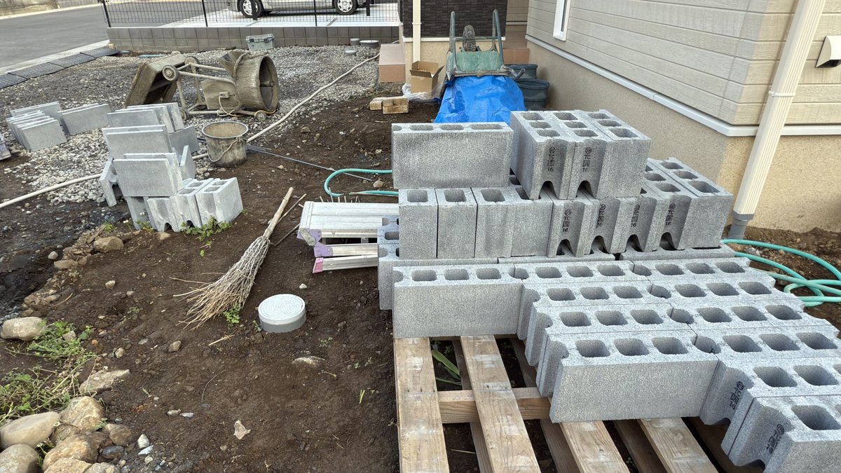 フェンスの土台にするブロックの施工